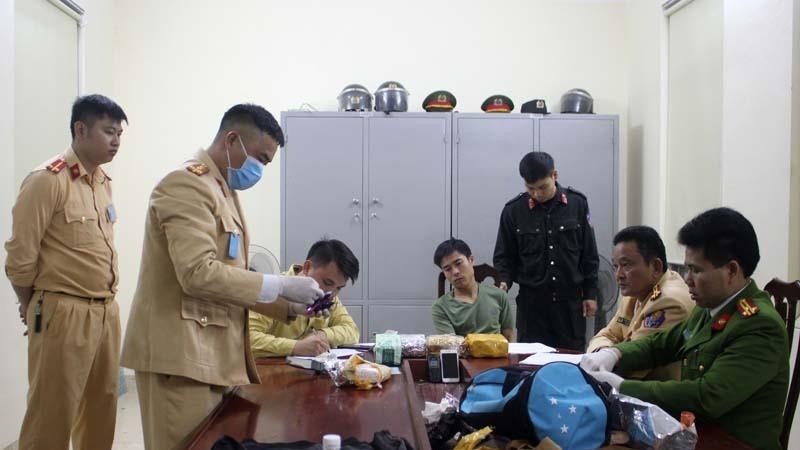 Nguyễn Bá Tuấn cùng toàn bộ tang vật khi bị bắt giữ