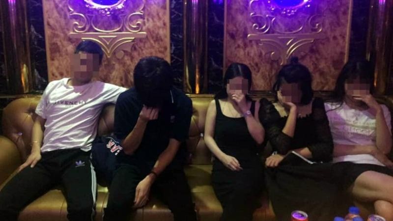 Nhóm thanh niên nam, nữ tụ tập sử dụng ma túy trong quán karaoke