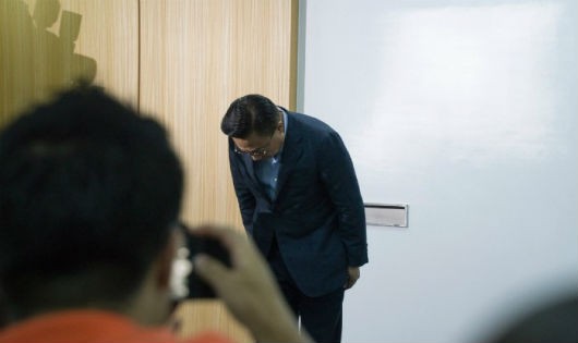 Giám đốc kinh doanh mảng thiết bị di động của Samsung Koh Dong-jin xin lỗi tại buổi họp báo. (Nguồn: CNNMoney)