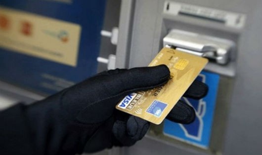 Thêm một thẻ ghi nợ Visa debit của Ngân hàng Ngoại Thương bị 'rút ruột'