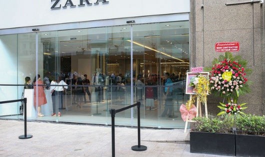 Tín đồ thời trang Việt tạo doanh thu kỷ lục cho Zara trong ngày đầu khai trương