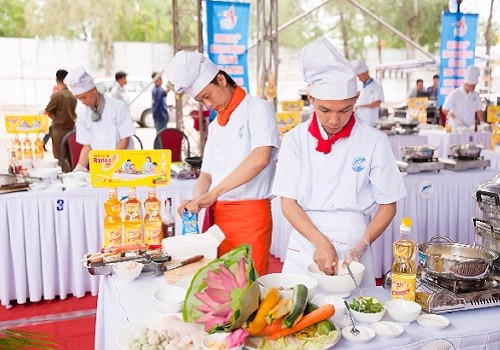 Các đầu bếp dự thi chế biến các món ăn từ nguồn nguyên liệu cá tra trong khuôn khổ cuộc thi Mekong Chef 2016 tại Cần Thơ