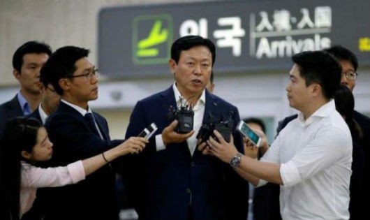 Công tố viên Hàn Quốc đề nghị tòa phát lệnh bắt chủ tịch Lotte