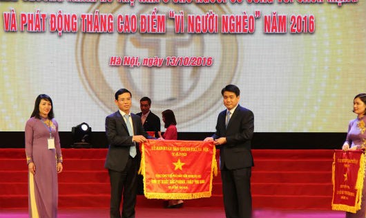 MIC nhận cờ thi đua xuất sắc của UBND TP Hà Nội trao tặng