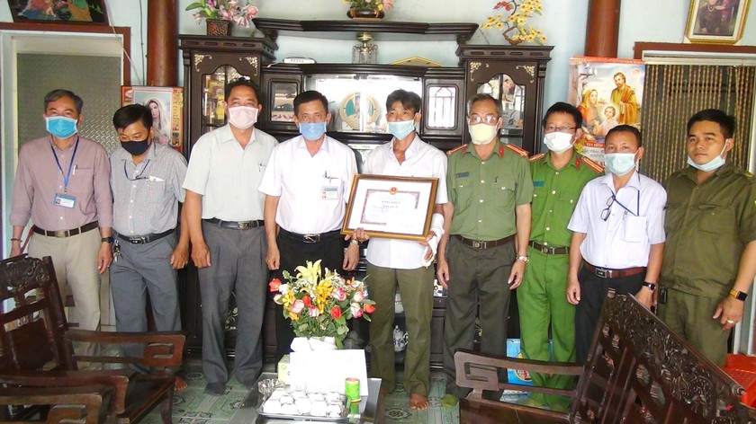 Tặng bằng khen
cho ông Hoàng Quốc Sự công an viên xã Xuân Bắc, huyện Xuân Lộc, Đồng
Nai vì hành động dũng cảm bắt cướp.