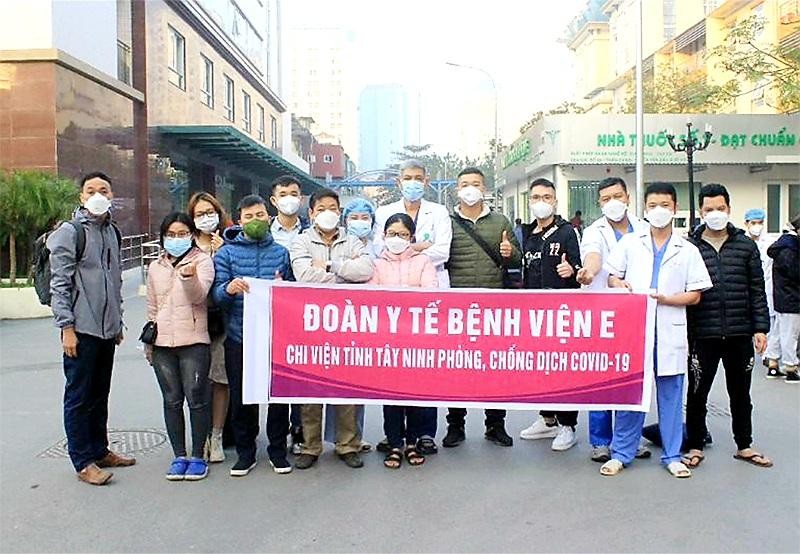 Đoàn Thầy thuốc Bệnh viện E trước giờ lên đường chi viện cho tỉnh Tây Ninh chống dịch.