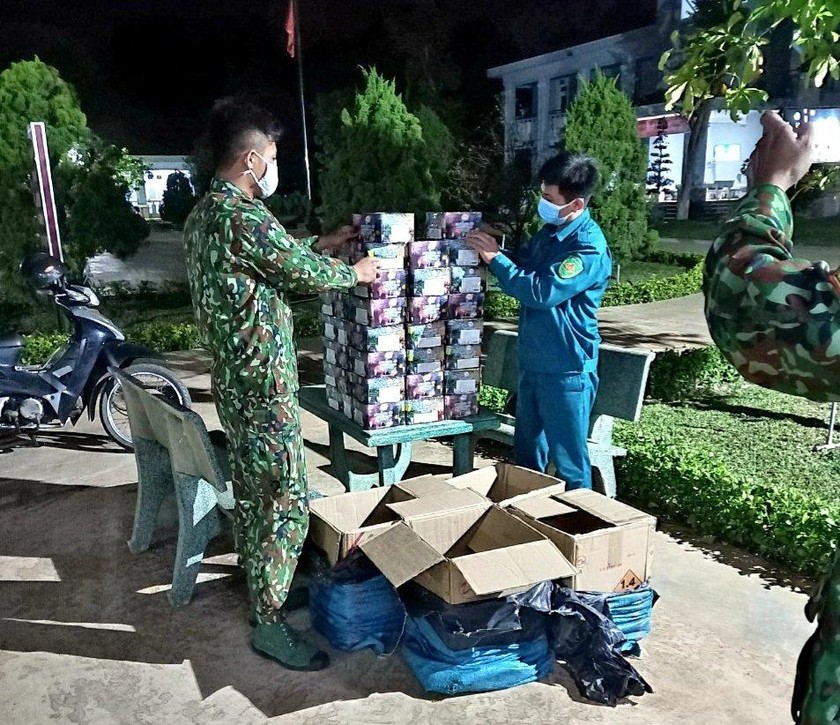 Tang vật gồm 64 hộp pháo hoa (khoảng 100 kg) có xuất xứ từ Trung Quốc tại trụ Sở Đồn Biên phòng Chàng Riệc. Ảnh: Lê Quân