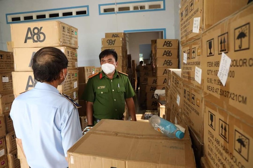 Lực lượng chức năng kiểm tra phát hiện lô hàng thuốc nhuộm tóc không rõ nguồn gốc, xuất xứ tại ấp Đồng Cỏ Đỏ, xã Bình Minh, thành phố Tây Ninh.
