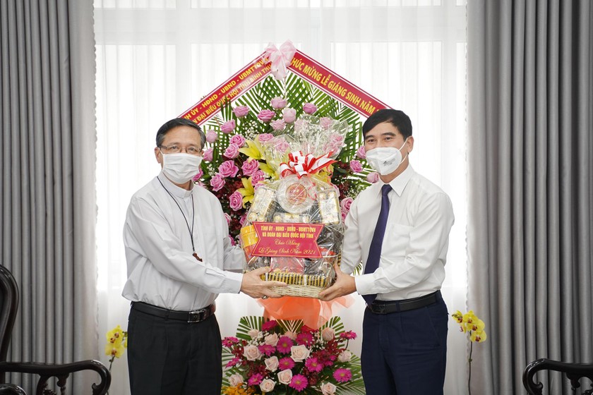 Giám mục Giáo phận Phan Thiết – Giuse Đỗ Mạnh Hùng (bên trái) đón nhận tấm chân tình từ Bí thư Tỉnh ủy – Dương Văn An (bên phải)