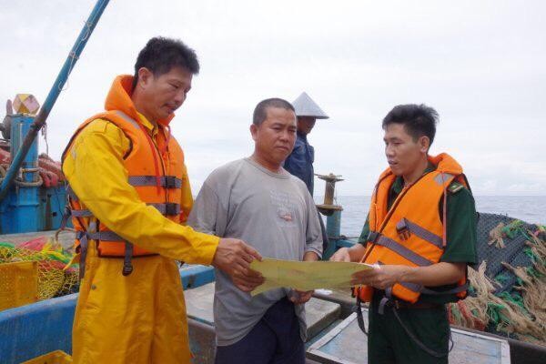 Lực lượng BĐBP Bà Rịa-Vũng Tàu và Công ty Vận chuyển khí Đông Nam bộ tuyên truyền cho bà con ngư dân không xâm phạm hành lang an toàn các đường ống dẫn khí dưới biển.