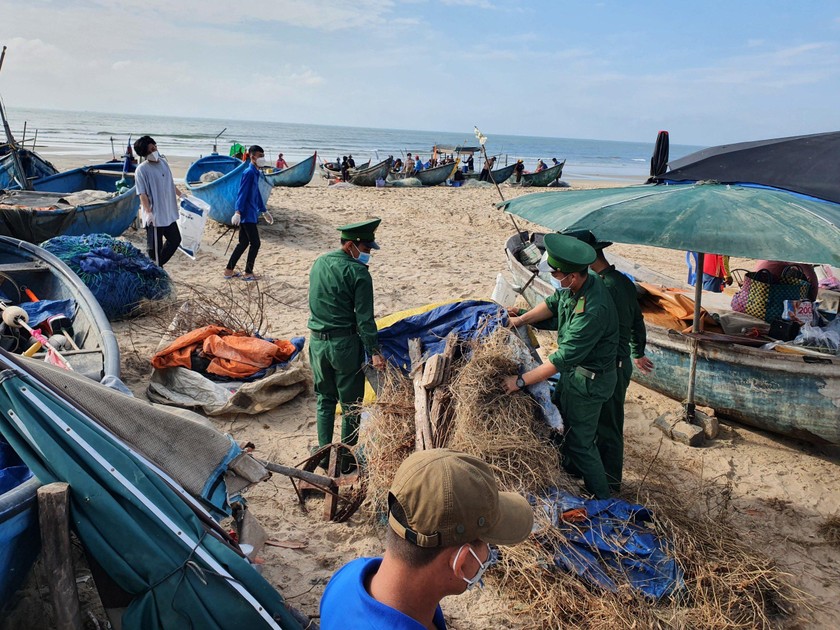 Cán bộ, chiến sỹ Đồn Biên phòng Phước Thuận và các đoàn viên thanh niên tham gia dọn vệ sinh làm sạch môi trường biển Hồ Tràm