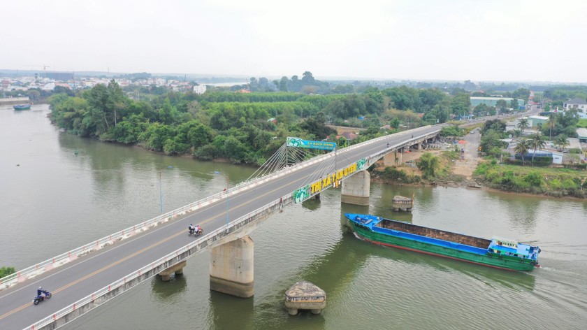 Hiện tại, chỉ có một cây cầu Bạch Đằng nối liền cù lao Bạch Đằng với thị xã Tân Uyên bắc qua sông Đồng Nai.