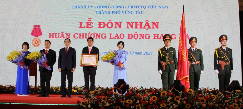 Đảng bộ, chính quyền, nhân dân Thành phố Vũng Tàu đón nhận Huân chương Lao động hạng Ba