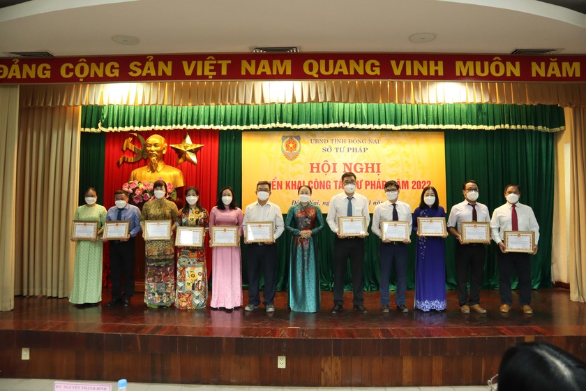 Bà Võ Thị Xuân Đào Giám đốc Sở Tư pháp Đồng Nai trao bằng khen cho các cá nhân