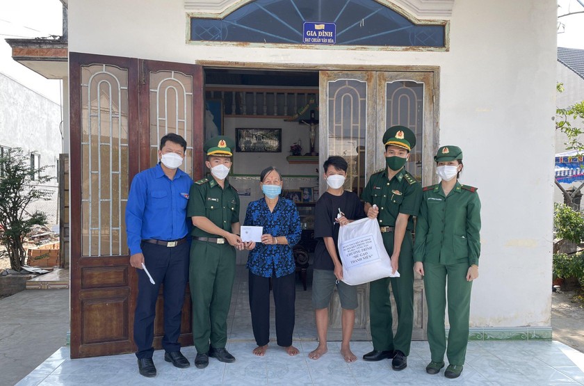 Bộ đội Biên phòng Bà Rịa – Vũng Tàu cùng địa phương tại huyện Xuyên Mộc trao tặng quà cho các trẻ em nghèo 