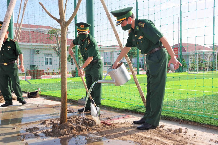Lãnh đạo Bộ Chỉ huy BĐBP tỉnh trồng cây tại khuôn viên Bộ Chỉ huy