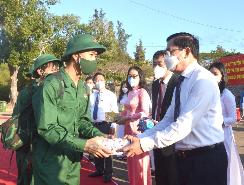 Ông Phạm Viết Thanh, Bí thư Tỉnh ủy tặng quà cho thanh niên lên đường nhập ngũ