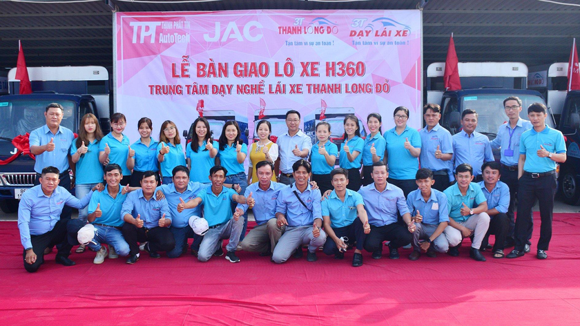 Lễ bàn giao xe ô tô tải tập lái hạng C lớn nhất tỉnh Bình Thuận