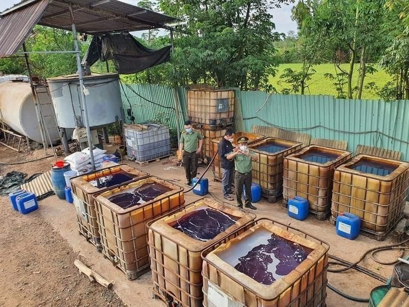 Lực lượng chức năng thu giữ 9 bồn chứa dầu thành phẩm với dung tích 1.000 lít/bồn