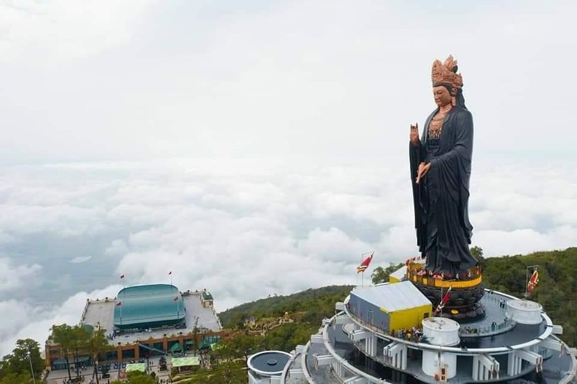 Tượng Phật Bà Tây Bổ Đà Sơn trên đỉnh núi Bà Đen 