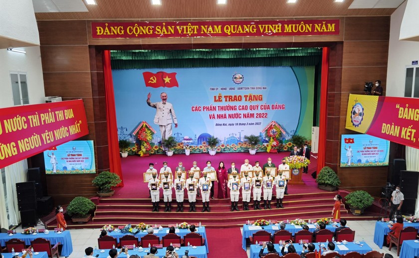 Bà Võ Thị Ánh Xuân - Phó Chủ tịch nước - trao tặng Huân chương cho Các Bà mẹ Việt Nam Anh hùng