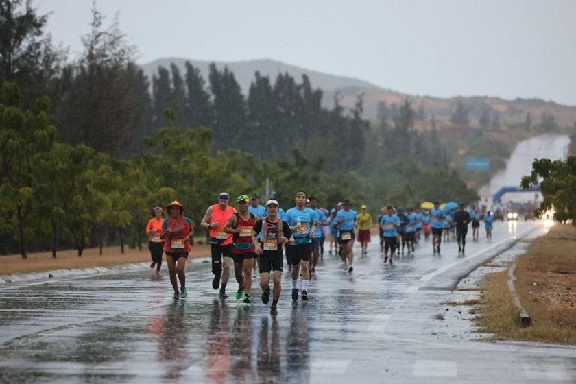 Hơn 1000 vận động viên tranh tài tại giải Stop And Run Marathon Bình Thuận BTV năm 2022.