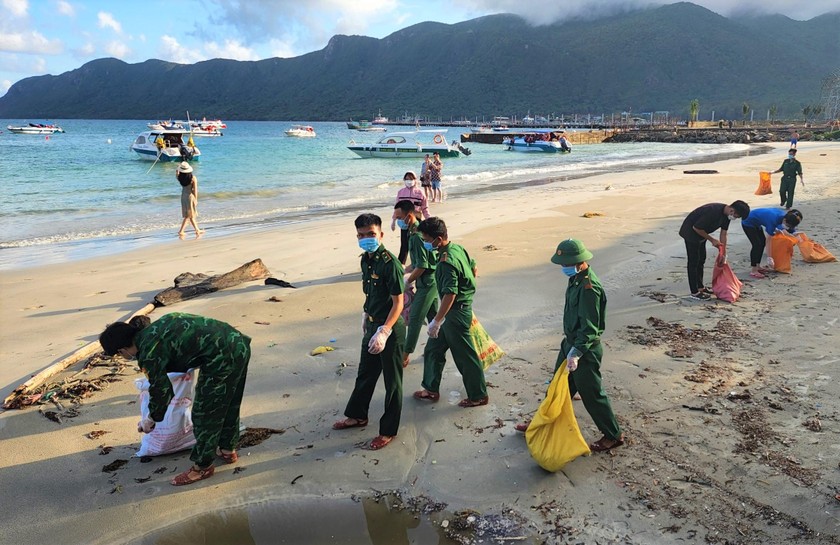 Cán bộ, chiến sĩ Đồn Biên phòng Côn Đảo và đoàn viên thanh niên thu gom rác thải tại bờ biển huyện Côn Đảo.
