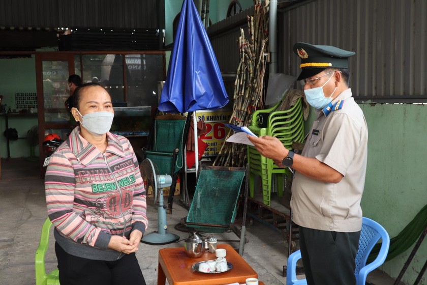 Chấp hành viên đọc quyết định cưỡng chế trước sự chứng kiến của vợ, chồng bà Nguyễn Thị Loan