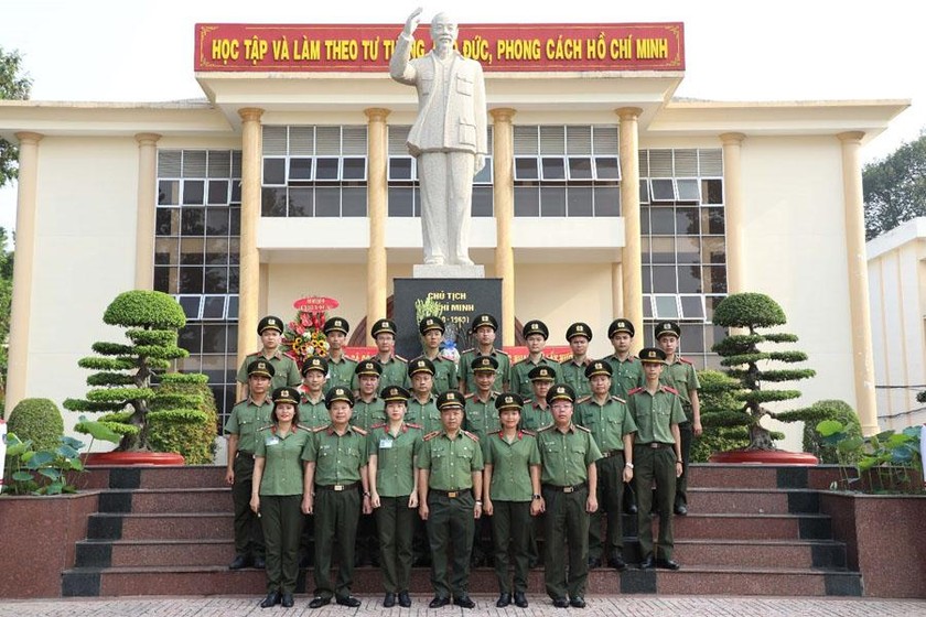 Đảng ủy, Ban Giám hiệu chụp ảnh lưu niệm cùng Đoàn Vận động viên Nhà trường tại Tượng đài Chủ tịch Hồ Chí Minh