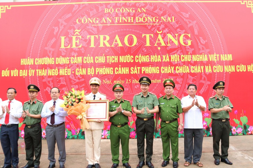 Lãnh đạo Bộ Công an và tỉnh Đồng Nai chúc mừng Đại úy Thái Ngô Hiếu