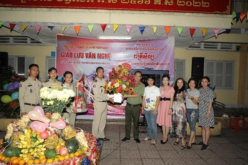 Ban Giám hiệu chúc mừng học viên nhân dịp Tết Chôl Chnăm Thmây