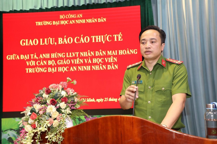 Đại tá Mai Hoàng báo cáo chuyên đề