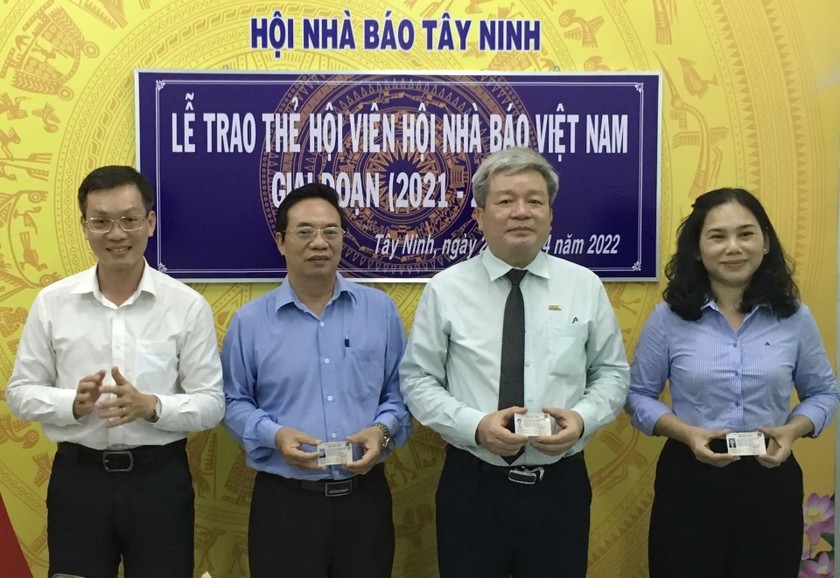 Ông Nguyễn Quang Thắng - Phó Trưởng Ban Tuyên giáo Tỉnh ủy trao thẻ hội viên Hội Nhà báo Việt Nam giai đoạn (2022-2026) cho Ban Thường vụ Hội Nhà báo tỉnh