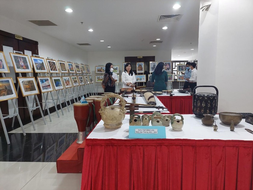 Nhiều hiện vật, bộ sưu tập thể hiện bản sắc văn hoá đặc trưng của Tỉnh được trưng bày trước sảnh Trung tâm Hội nghị