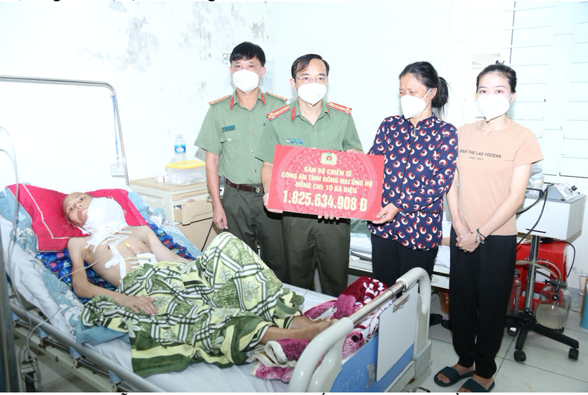 Thượng tá Nguyễn Xuân Thao, Phó Giám đốc Công an tỉnh Đồng Nai trao tiền hỗ trợ gia đình đồng chí Tô Bá Diệu