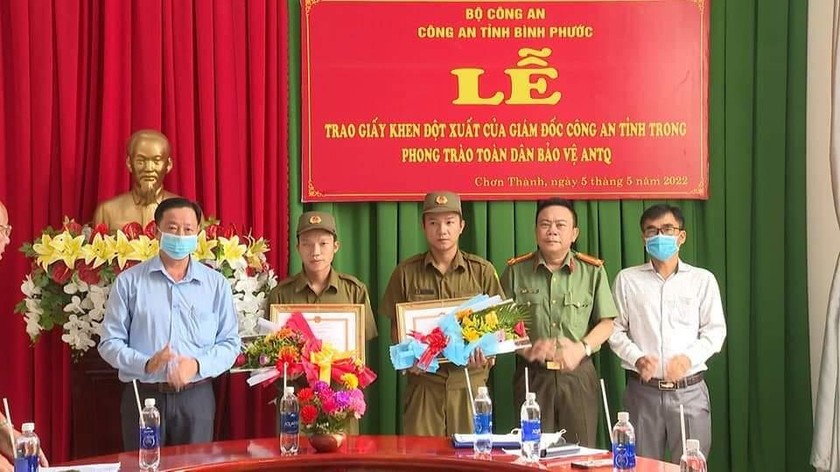 Đại tá Nguyễn Phương Đằng, Phó Giám đốc Công an tỉnh Bình Phước trao giấy khen đột xuất cho 2 công dân 