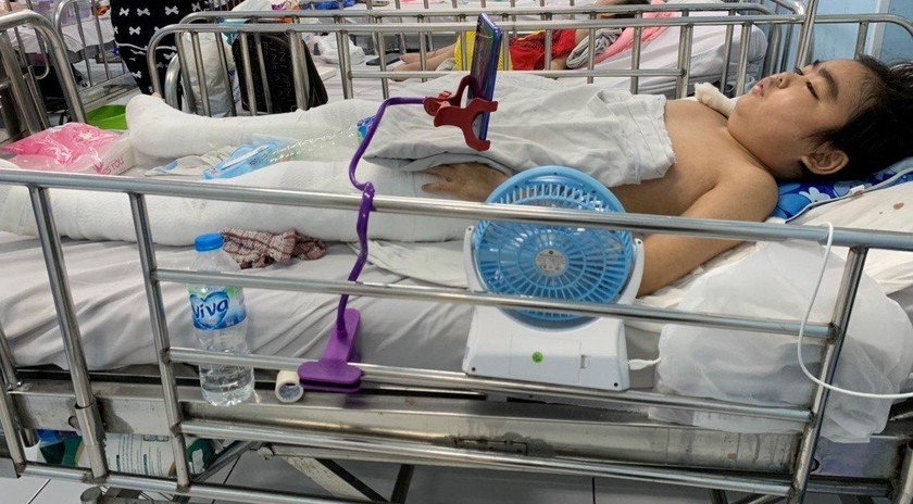 Em Nguyễn Huỳnh Phúc Hậu gãy 2 chân và tay phải vì căn bệnh "viêm xương tủy"