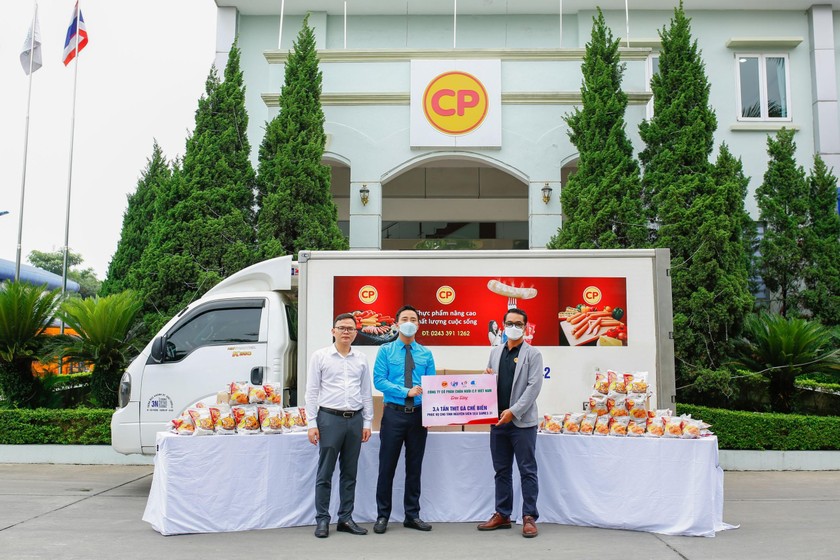 Ông Sakchai Chatchaisophon (bên phải) trao biển trao tặng 3,4 tấn thực phẩm tới Hội LHTN Việt Nam Thành phố Hà Nội.