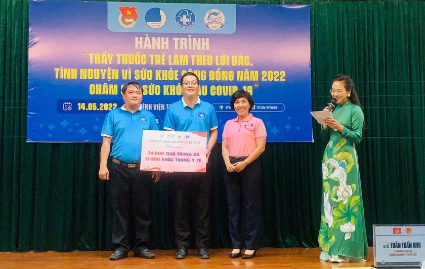 Bà Lê Nhật Thùy (áo hồng) – Chủ tịch Quỹ hỗ trợ từ thiện CPV đại diện công ty trao tặng quà cho chương trình tại Huế