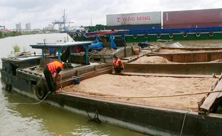Bắt giữ 3 phương tiện vận chuyển cát trái phép trên sông Đồng Nai