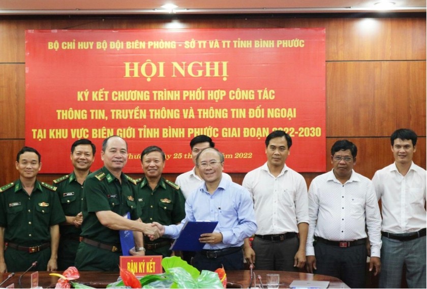 Đại tá Bùi Minh Soái - Chỉ huy trưởng Bộ Chỉ huy BĐBP tỉnh và Giám đốc Sở TT&TT Nguyễn Minh Quang ký kết Chương trình phối hợp