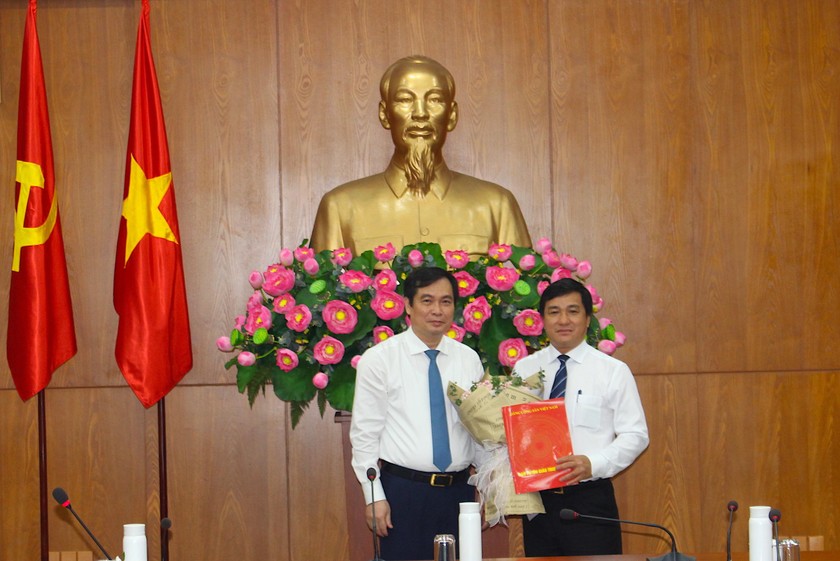 Ông Phan Xuân Thuỷ Phó trưởng Ban Tuyên giáo Trung ương trao Quyết định cho ông Dương Minh Tuấn