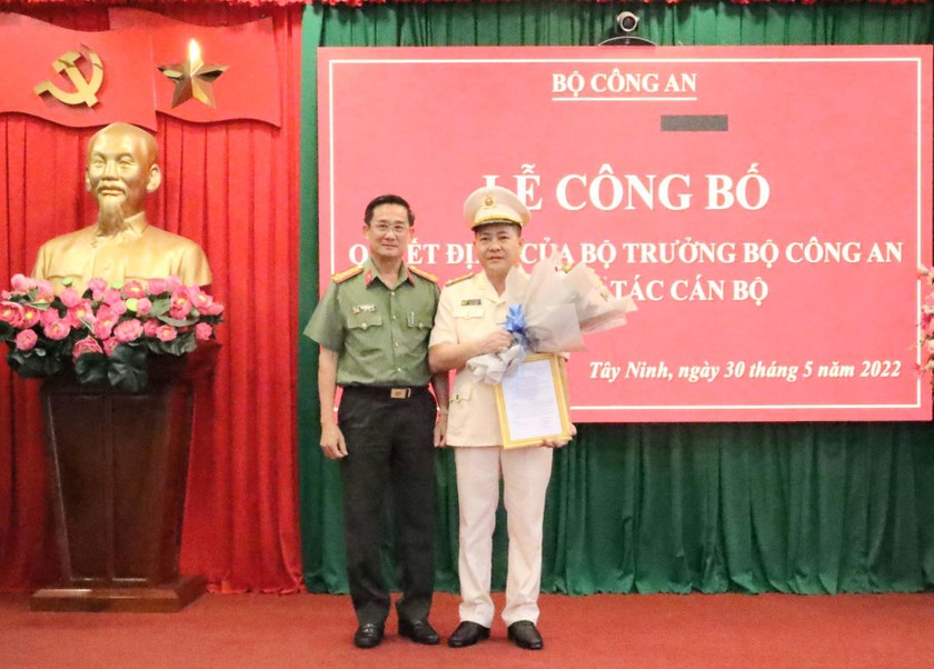 Giám đốc Công an tỉnh Tây Ninh Nguyễn Văn Trãi tặng hoa chúc mừng tân Phó Giám đốc Công an tỉnh. Ảnh: Công an