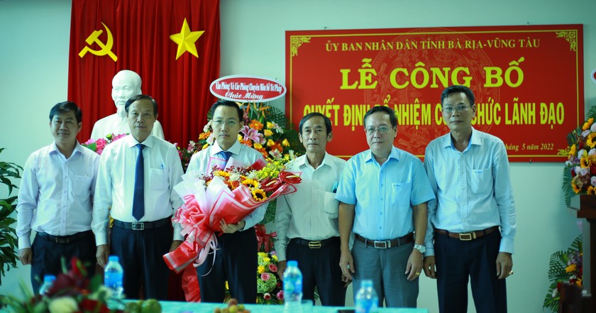 Ông Nguyễn Văn Mạnh, tân Giám đốc Sở Tư Pháp tỉnh Bà Rịa – Vũng Tàu nhận hoa chúc mừng