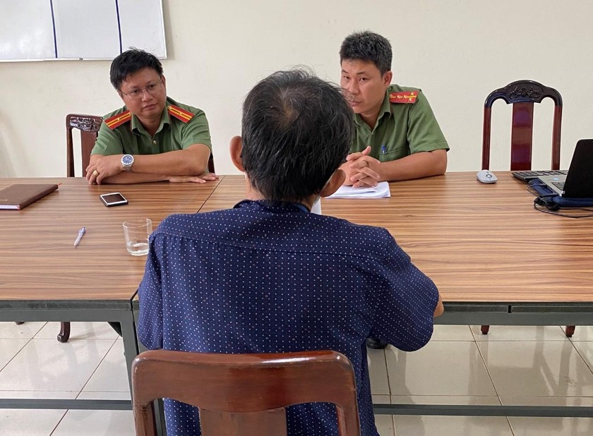 Công an huyện Thống Nhất, tỉnh Đồng Nai làm việc với cá nhân đăng tải thông tin sai sự thật. Ảnh: CA