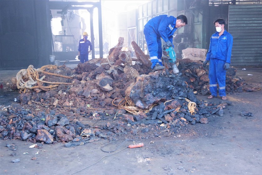 Đập nhỏ 16 tấn hỗn hợp cháy có kết dính để tiêu hủy theo đúng quy định của pháp luật