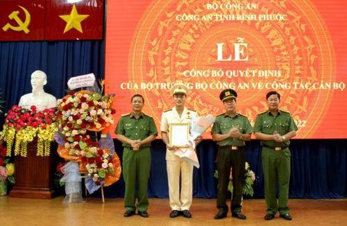 Ban giám đốc Công an tỉnh chụp hình lưu niệm với tân Phó giám đốc Công an tỉnh, Đại tá Nguyễn Huy Hải. Ảnh: CA