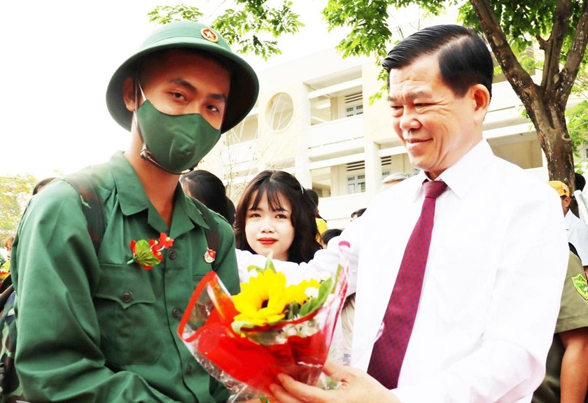 Lãnh đạo tỉnh Đồng Nai tặng hoa động viên các tân binh.