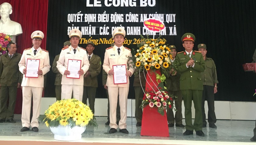 Trưởng Công an huyện Gia Lộc trao quyết định điều động, bổ nhiệm cho các cán bộ, chiến sỹ.