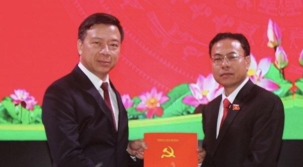 Ông Phạm Xuân Thăng trao quyết định cho ông Hoàng Quốc Thưởng.